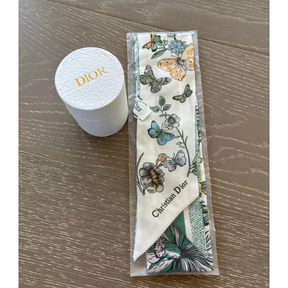 New in box, Christian Dior Floral Silk Scarf. On reserve for la3367 - Picture 1 of 1